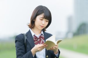 読書する女子学生