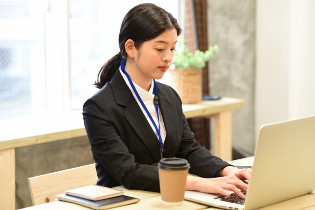 姿勢良く仕事をする女性