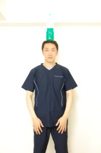 ペットボトルを頭にのせる