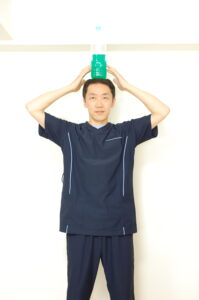 ペットボトルを頭にのせる