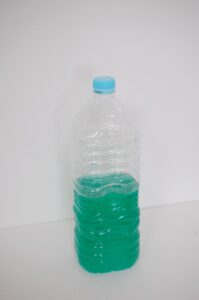 ペットボトルに水半分