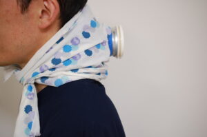 氷のうを首に巻く