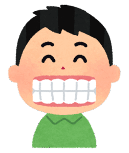 歯を見せている男の子