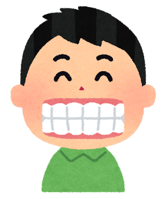 歯を見せている男の子